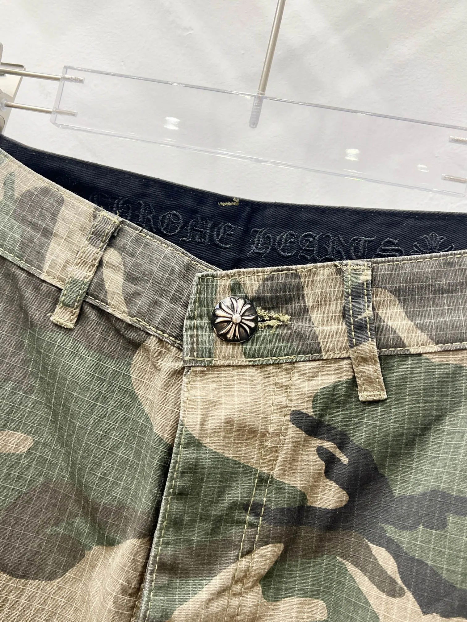 P260 Style No.: (r006) Chrome Hearts & Chrome Hearts new silver camouflage three-dimensional pocket overalls, original custom fabrics, the same high-end simple and loose version as the Internet celebrity star, with multiple embroidered letter LOGO designs, very high-end and stylish! The fabric feels very comfortable, a super versatile and good-looking overalls Size: 28-30-32-34-36 Color: Camouflage